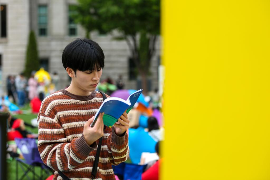 韓國：世界讀書(shū)日 享受戶(hù)外閱讀