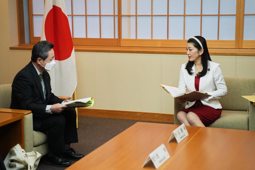 日本沖繩縣議員代表團向日本政府遞交和平外交意見(jiàn)決議書(shū)
