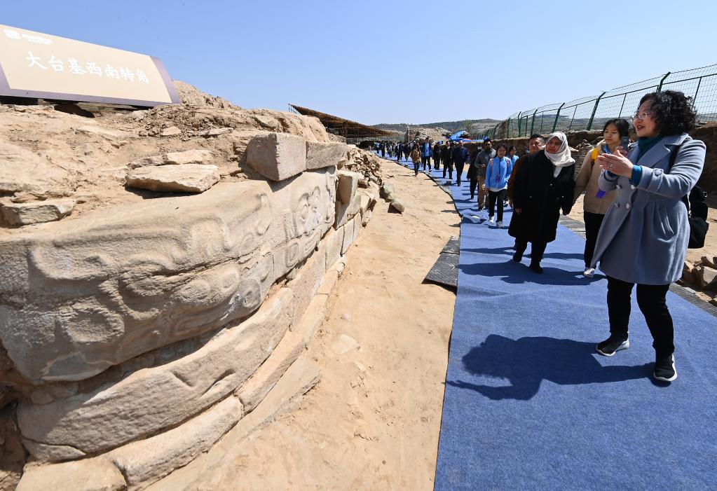 陜西石峁遺址迎來(lái)多國來(lái)賓