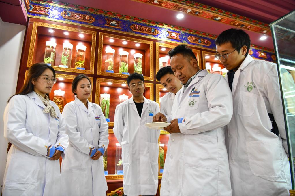 普窮次仁：傳承古老藏醫藥學(xué) 推動(dòng)行業(yè)技術(shù)創(chuàng  )新