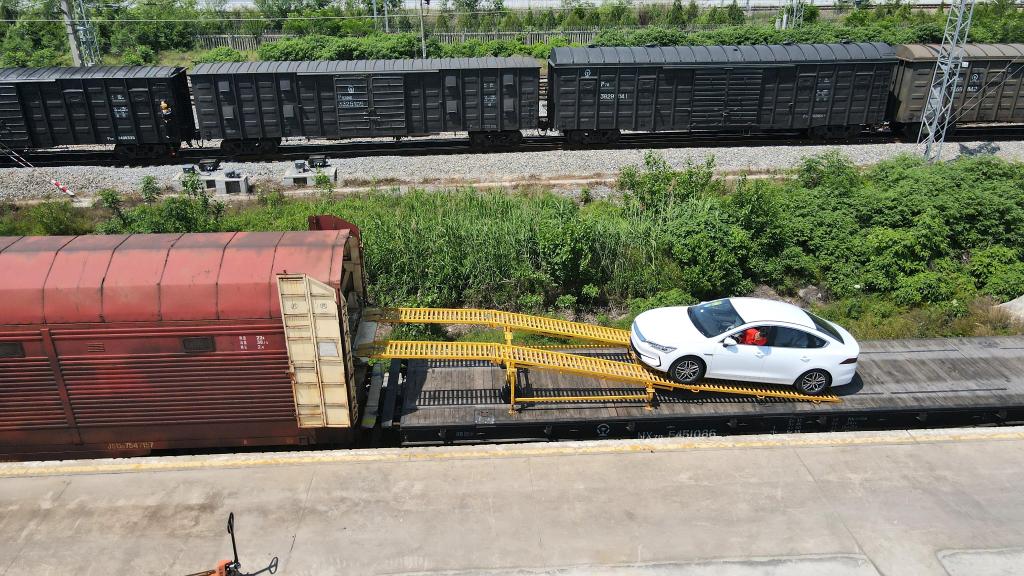 鐵路運輸助力新能源汽車(chē)跑出“加速度”