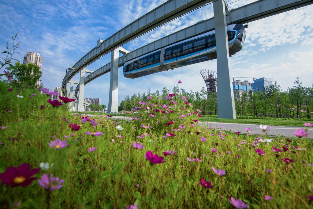 新華全媒+丨駛向未來(lái)！“光谷光子號”空軌建成試跑