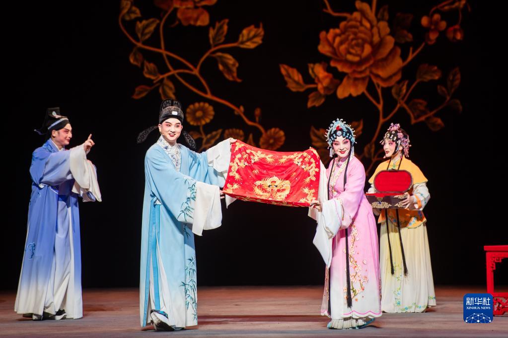 第三屆全國戲曲（南方片）會(huì )演在武漢開(kāi)幕