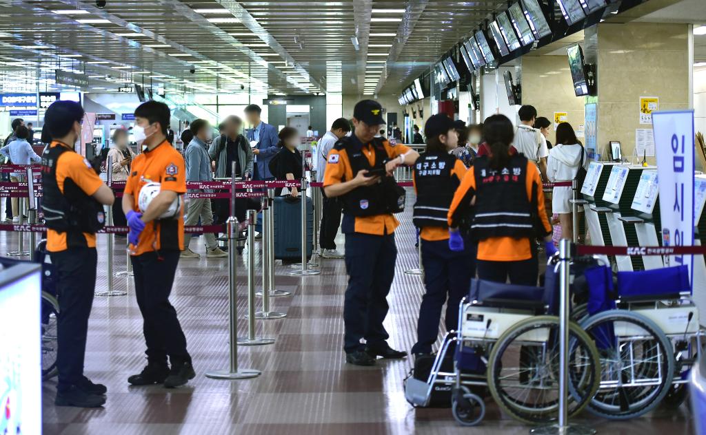韓國一客機降落前艙門(mén)被打開(kāi) 9名乘客被送醫