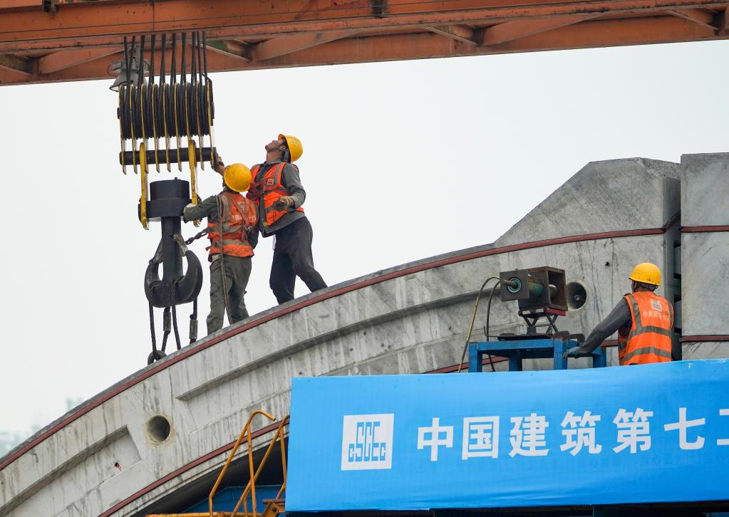 全國首例雙向八車(chē)道裝配式拱形隧道施工進(jìn)入尾聲