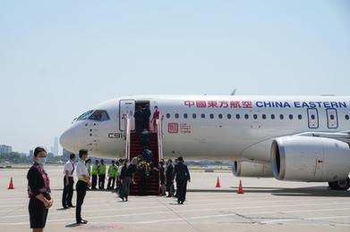 新華全媒+丨C919大型客機圓滿(mǎn)完成首次商業(yè)飛行
