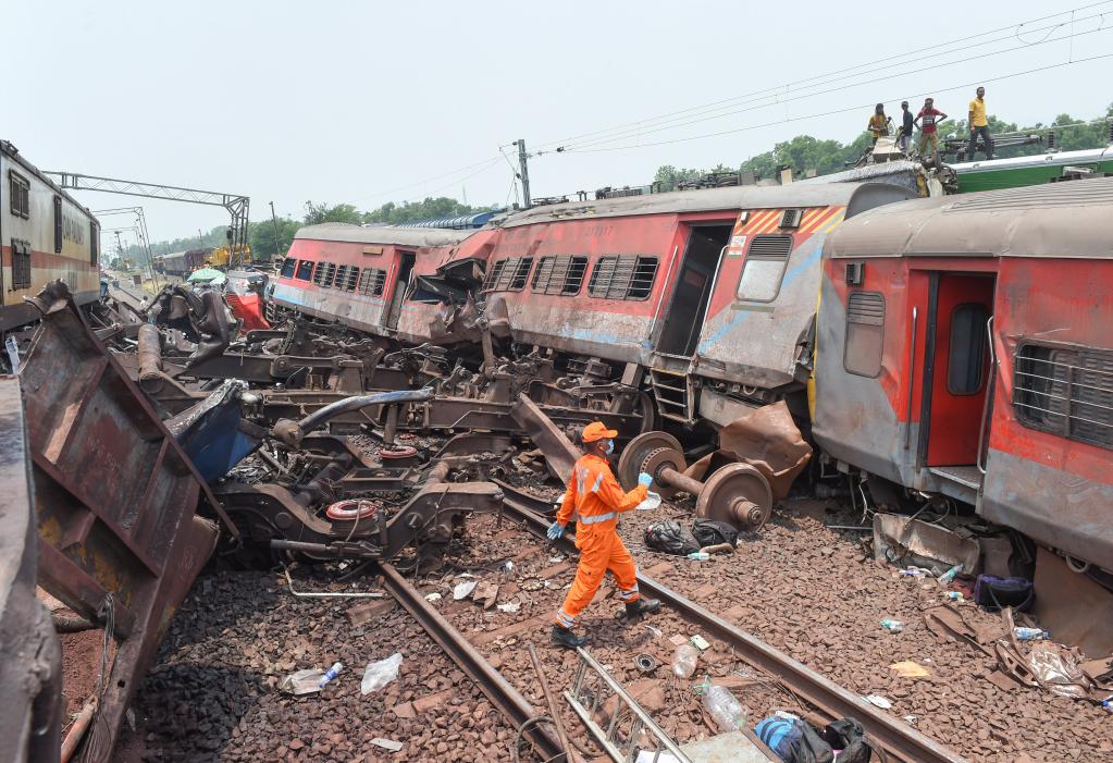 印度列車(chē)脫軌相撞事故死亡人數升至233人