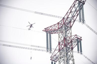 安徽：直升機助力跨江輸電“大動(dòng)脈”帶電檢修