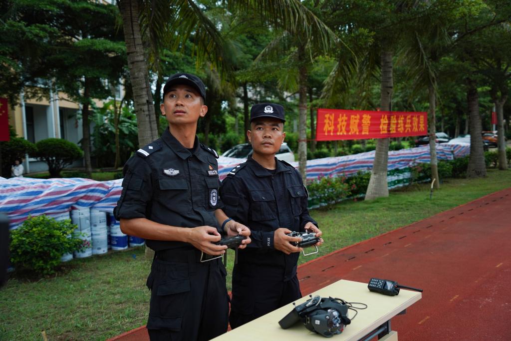 海南省公安機關(guān)警用無(wú)人機培訓班結業(yè)并舉行警航比武演練
