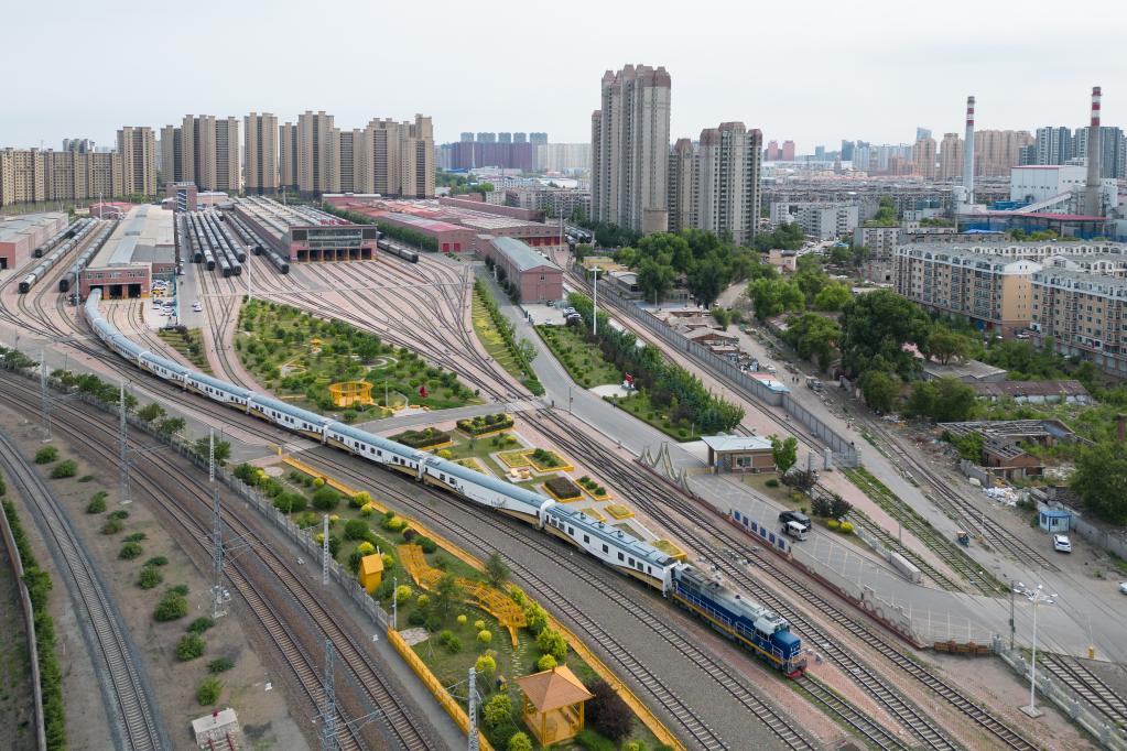 黑龍江開(kāi)行“林都號”旅游列車(chē)