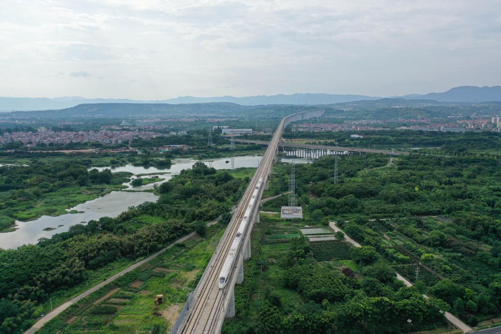 我國首條民營(yíng)控股高鐵運送旅客超千萬(wàn)人次