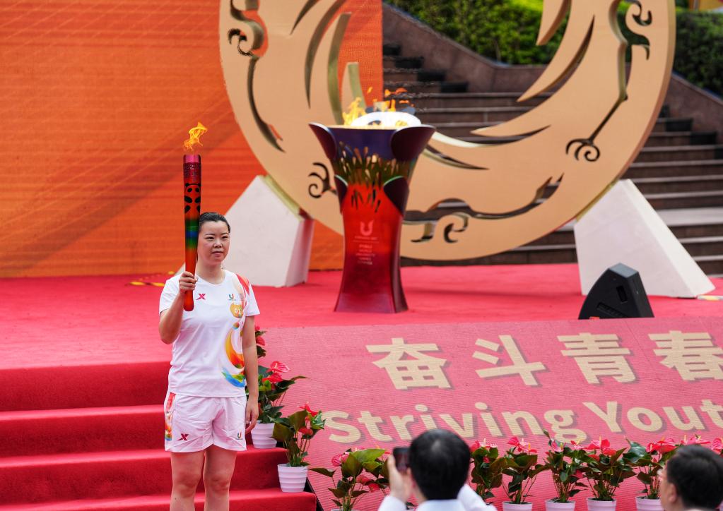 成都第31屆世界大學(xué)生夏季運動(dòng)會(huì )火炬傳遞重慶站舉行