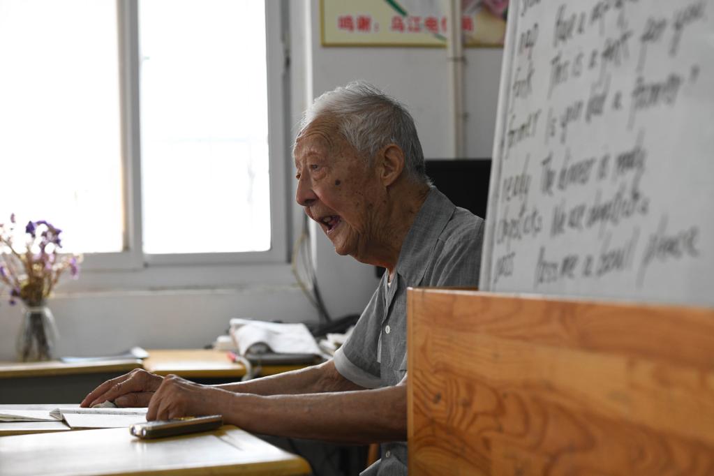 新華全媒+丨與時(shí)間賽跑的“螢火蟲(chóng)”：為鄉村孩子點(diǎn)亮夢(mèng)想