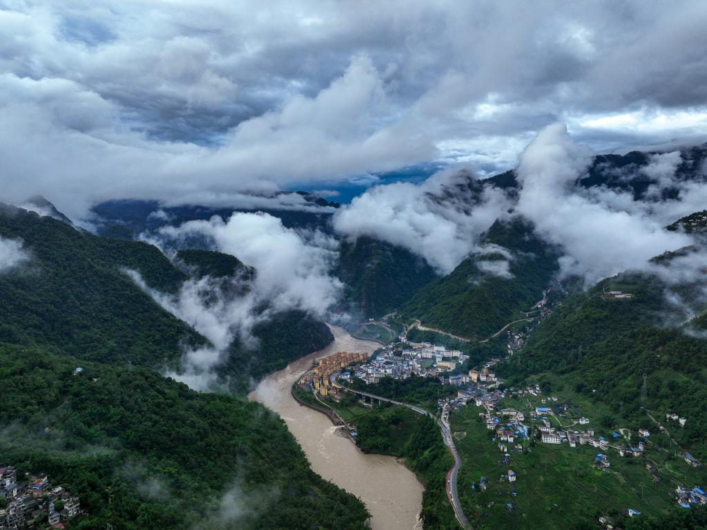 新華全媒+丨國道之行 從雪山奔向大海丨怒江，霧江