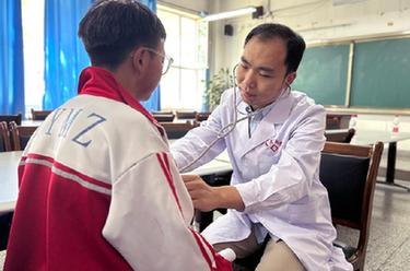 送醫送教 情暖高原——青年科技干部青?；鶎有幸?jiàn)聞
