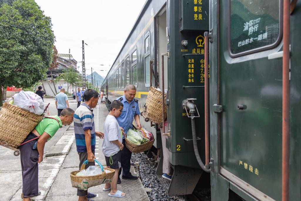 逛集市、賞非遺——特色“小慢車(chē)”豐富旅客出行體驗