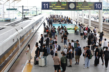 暑運過(guò)半 長(cháng)三角鐵路發(fā)送旅客超8100萬(wàn)人次