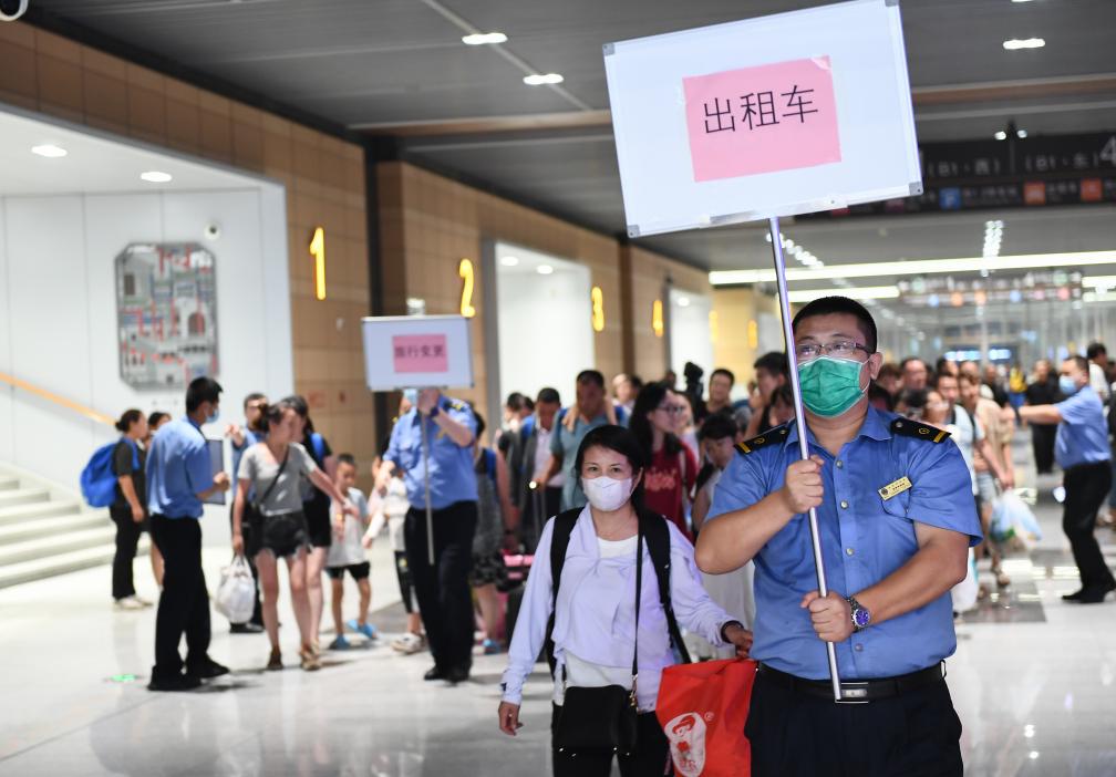 新華全媒+丨因強降雨被困北京門(mén)頭溝的列車(chē)旅客陸續安全轉移