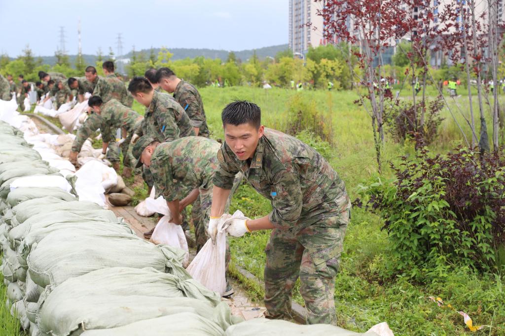 “空軍藍”筑起防洪堤壩——北部戰區空軍快速展開(kāi)抗洪救災行動(dòng)見(jiàn)聞