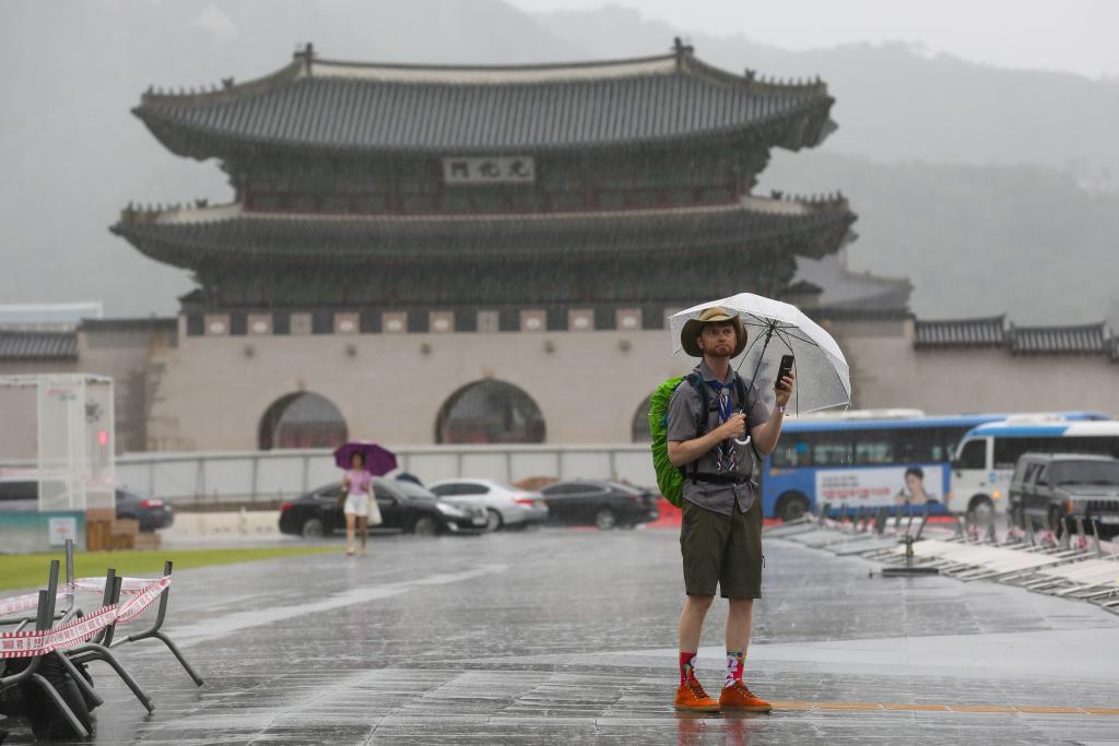 臺風(fēng)“卡努”來(lái)襲 韓國普降暴雨