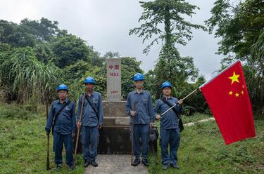 國道之行 從雪山奔向大海｜49年，他們帶著(zhù)國旗走了25萬(wàn)公里