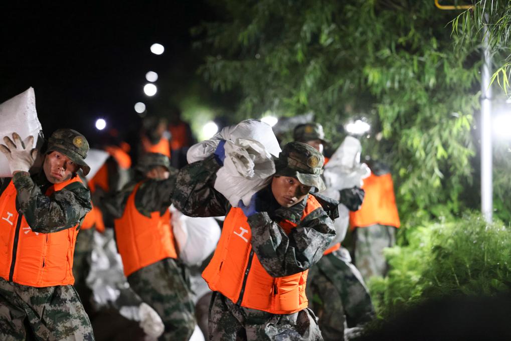 風(fēng)雨中筑起鋼鐵長(cháng)城——北部戰區陸軍任務(wù)部隊抗洪搶險救災記事