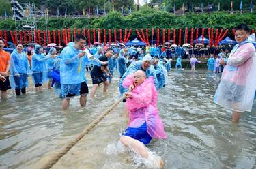 “水中拔河”樂(lè )趣多
