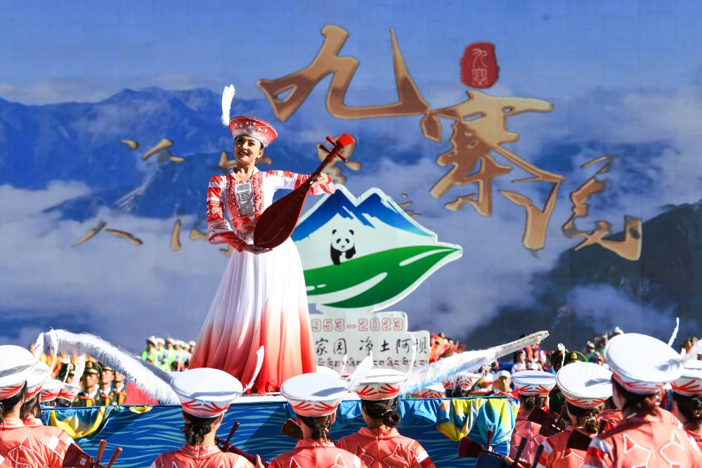 四川阿壩舉行成立70周年慶祝大會(huì )主題文藝演出