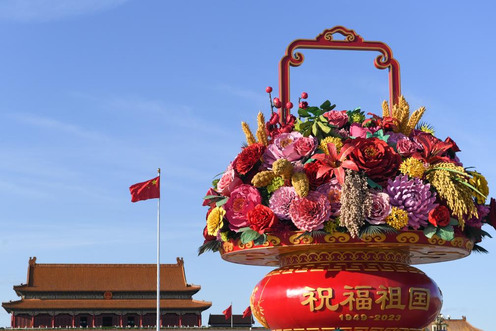 “祝福祖國”巨型花籃主體亮相天安門(mén)廣場(chǎng)