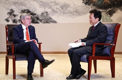 國際奧委會(huì )主席巴赫接受新華社專(zhuān)訪(fǎng)