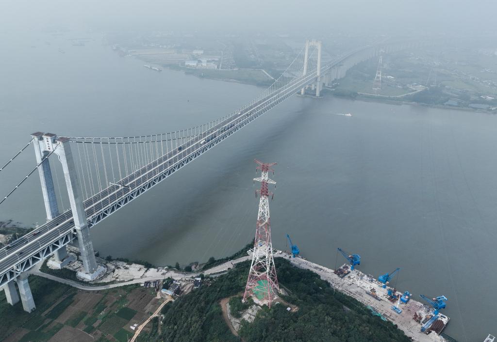 江蘇鎮江：國內首個(gè)“交改直”輸電工程完成長(cháng)江大跨越段換線(xiàn)