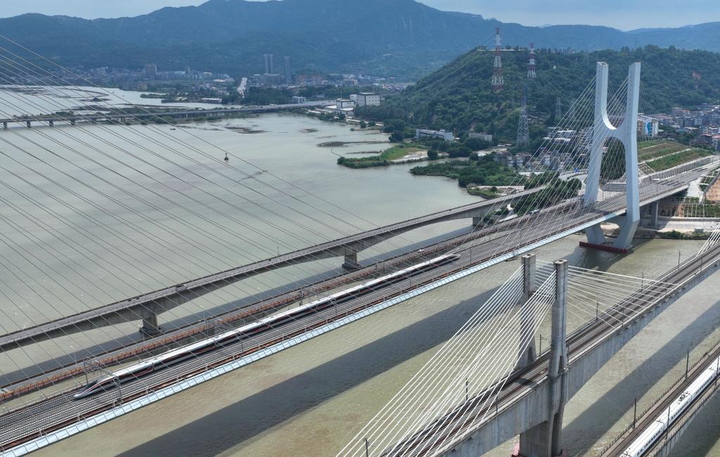 新華全媒+丨我國首條時(shí)速350公里跨海高鐵正式開(kāi)通運營(yíng)