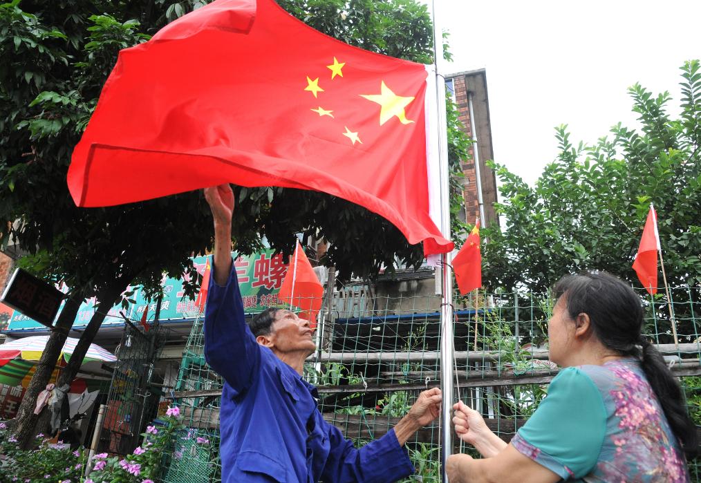 新華全媒+丨在家門(mén)口升國旗，這位八旬老黨員堅持了29年