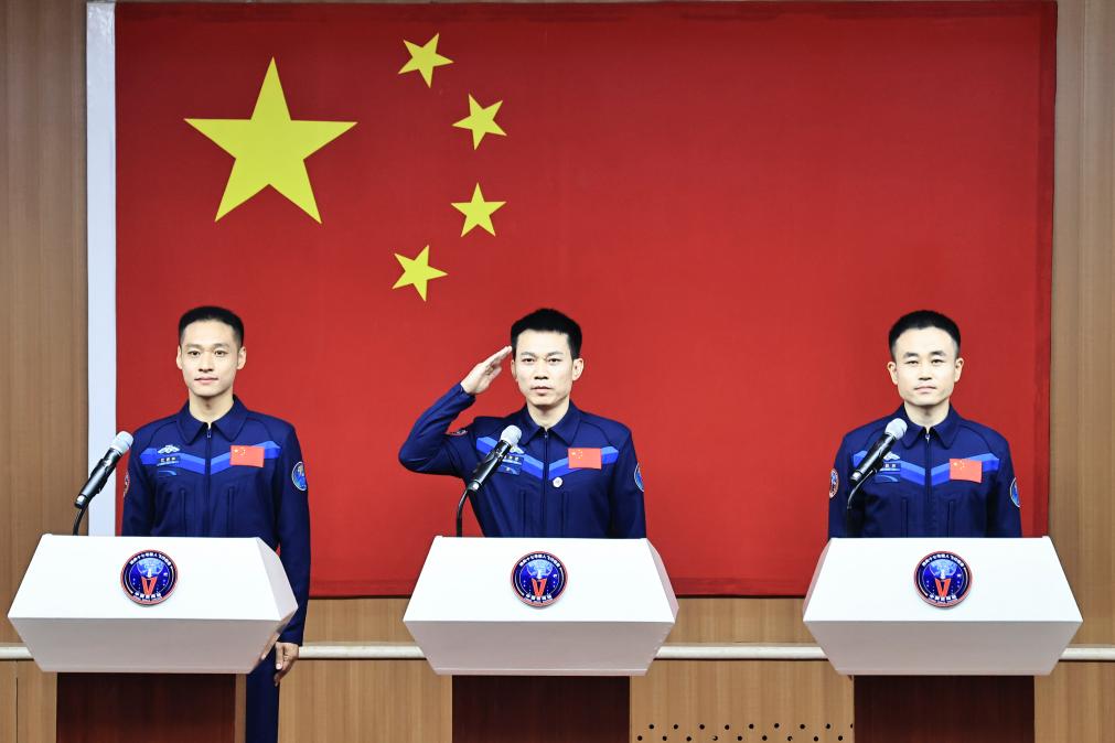 新華全媒+丨神舟十七號載人飛行任務(wù)航天員與記者見(jiàn)面