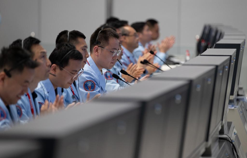 神舟十七號載人飛船與空間站組合體完成自主快速交會(huì )對接