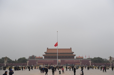 天安門(mén)下半旗悼念李克強同志 