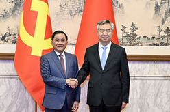 李希同越共中央政治局委員、中央書(shū)記處書(shū)記、中央檢查委員會(huì )主任陳錦繡舉行會(huì )談