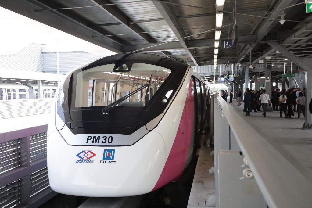 中泰合作建設的“粉線(xiàn)”單軌列車(chē)試運行