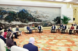 韓正會(huì )見(jiàn)中俄友好、和平與發(fā)展委員會(huì )第十四次全體會(huì )議與會(huì )代表