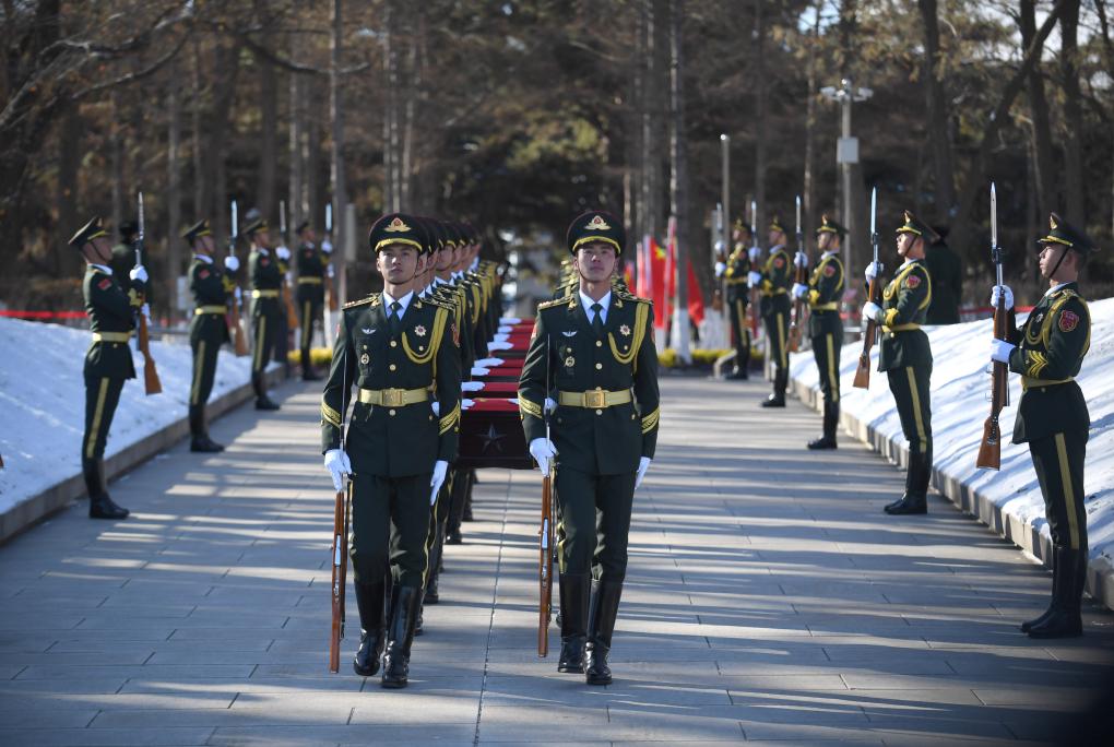 新華全媒+丨第十批在韓中國人民志愿軍烈士遺骸安葬儀式在沈陽(yáng)舉行