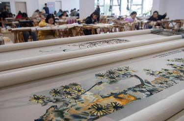 “洋學(xué)生”體驗三峽庫區傳統刺繡技藝
