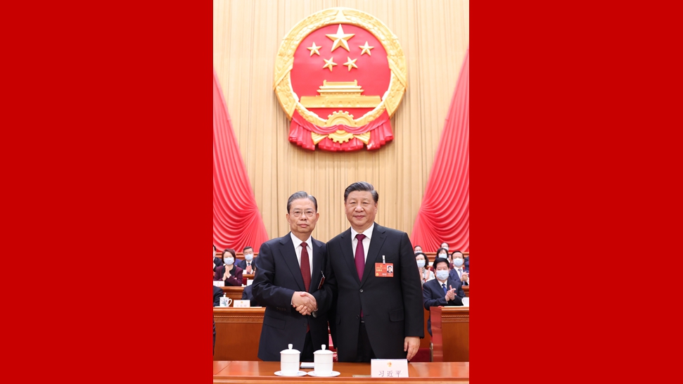 習近平同新當選的全國人大常委會(huì )委員長(cháng)趙樂(lè )際握手
