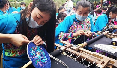 大山里傳來(lái)扶貧織機聲