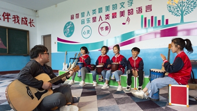 在東北鄉村，他們上演現實(shí)版“放牛班的春天”