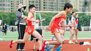 這里的孩子，把運動(dòng)會(huì )上進(jìn)了“體育課”