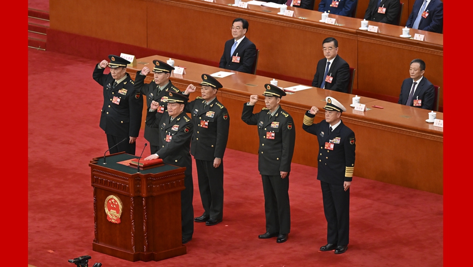 中央軍事委員會(huì )副主席、委員進(jìn)行憲法宣誓