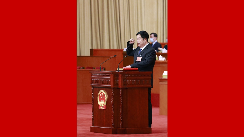 國家監察委員會(huì )主任劉金國進(jìn)行憲法宣誓