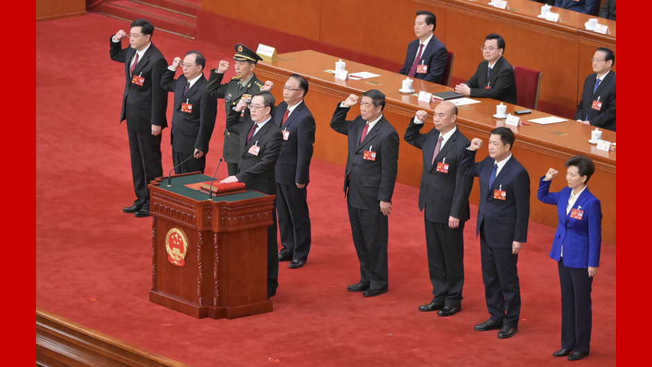 國務(wù)院副總理、國務(wù)委員、秘書(shū)長(cháng)進(jìn)行憲法宣誓