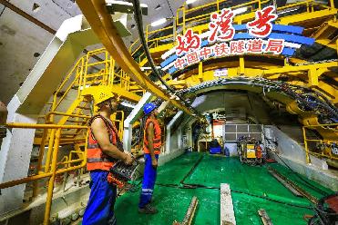 深圳首條跨海通道單線(xiàn)盾構貫通