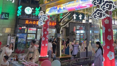 “鬧”中有序、提振消費信心——湖北黃岡東坡夜市見(jiàn)聞